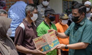 Bupati Dendi Bantu Warga Korban Angin Puting Beliung di Tegineneng Pesawaran